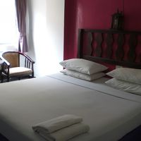 窓からの明るい日差しとベッドの様子です。