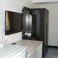 白を基調とした室内と黒のロッカーが明るく鮮やかです。