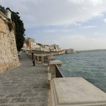 海岸線の御向うの先にお城があります