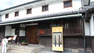 倉敷川沿いのちょっと入ってみたくなる絵になる建物の一角がこのレストラン