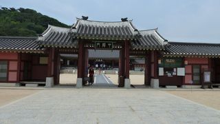 華城行宮の奉壽堂のすぐ前