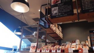 神戸空港保安検査所内です　６，７番搭乗口前　充電できます