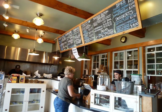 クルーズ寄港地　ケチカン港から徒歩3分！　鮭のフィッシュアンドチップスが美味しいカジュアルレストラン