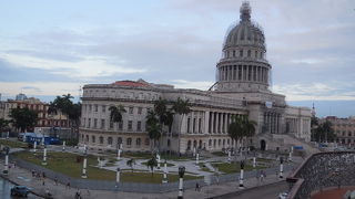 重厚な造りの建物