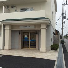 普通のマンションの1階にあります。