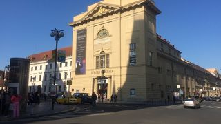 市民劇場とヒベルニア劇場に挟まれた広場