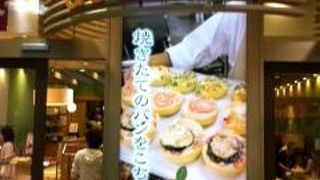 ベーカリーとカフェです