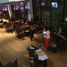 店内二階階段から