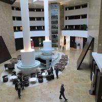 ホテルの建物の形が円形です、ロビーの風景