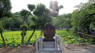 不忍弁天堂の近くにある碑