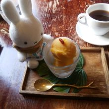 スターアニスとマンゴー・パッションフルーツのジェラートです。