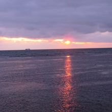 夕日の光が海面を一直線に照らします。