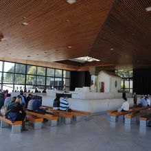 中央の祠の所にマリア様が現れたそうです。