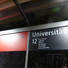 最寄りのバス停は，12番のバス　Universita。