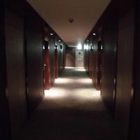 廊下は暗いです。