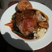 ローストラム　ミントソースでなく赤ワインのグレービーでした