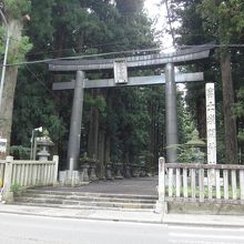 入り口の鳥居からしばらく石畳が続くのも良い感じ