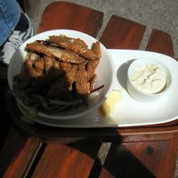 ホワイトベイトと言って、小指くらいの小魚のから揚げ。オススメ