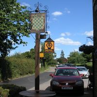 広い駐車場は車で一杯でした。高級車が多かった気がします。