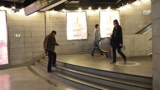 上海屈指の繁華街の最寄駅。バリアフリーにやや難ありな箇所も。