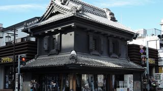 蔵づくりに混じった看板建築も素敵でした