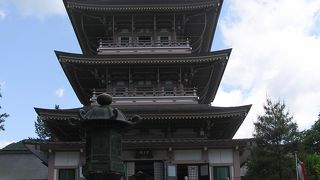 仏様の戦没者慰霊塔です！（一階に善光寺資料館が併設）