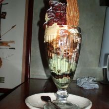 デカい抹茶パフェ