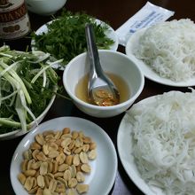 ブン（米麺）野菜、香草、ピーナッツ、ヌクマム