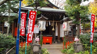 こじんまりとしながらも赤い鳥居はあります