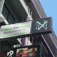 ソイ１１／１通りに掲げられているホテルの表看板です。