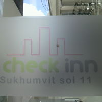 ホテルの入口玄関のガラス製ドアに記されたホテルの名称です。