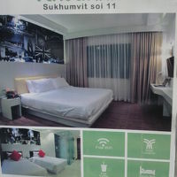 ホテルの客室を紹介する看板幕が表通りに面して掲げられいます。