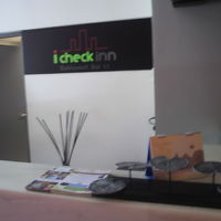 扉を入りますと左側に受付カウンターがあります。