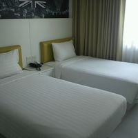 窓からの陽射しが入って来る広い客室です。