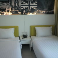 掃除の行き届いた客室内にあるベッドです。