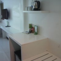 ベッドの向かいには、ちょっとした仕事ができる机があります。