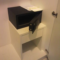 客室内の衣装ロッカーの中には、セーフティーボックスがあります