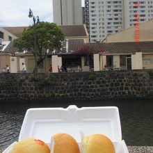 出雲大社前より川の向こうの店舗を臨む