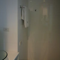 バスルーム内のシャワーや洗面台の様子です。とても綺麗です。