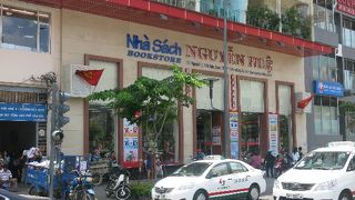 中心部にある大きな書店