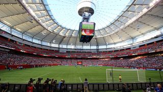 バンクーバーのフットボール＆サッカースタジアム、選手が間近に見え 迫力のある1階席がお勧めです