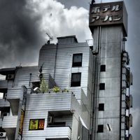 池袋駅の芸術劇場前のバスロータリーから見上げました。