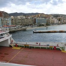 フェリーとメッシーナの町