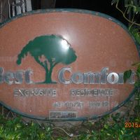 入口にあるホテルのロゴマークの入った標識です。