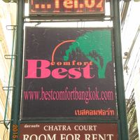 通りに面してホテルの看板標識です。