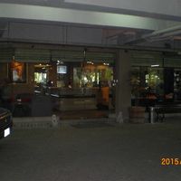 入口付近の工事のため暗くなっていますが、正面玄関です。