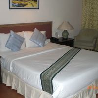 比較的広い客室内のベッドです。