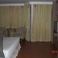 客室内のベッド、テレビ、冷蔵庫等の様子です。