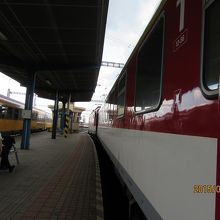 赤と白の列車がスロバキア国鉄黄色がレギオジェット