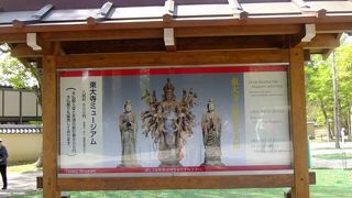 仏像がたくさん